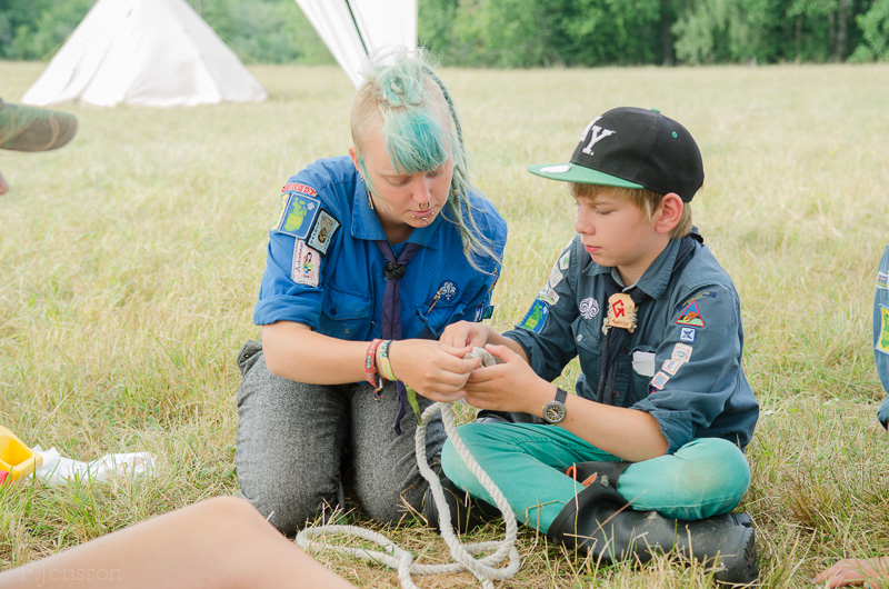 Fanny (OE) laer ut en knop till en gnagare